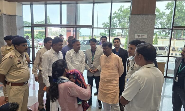 घायल जवानों से अस्पताल पहुंचे वन मंत्री, इलाज का लिया जायजा 1 Forest Minister visits injured soldiers in hospital, takes stock of their treatment.
