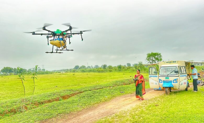 ड्रोन थामी हेमलता ने बदली अपनी तकदीर, अब ‘ड्रोन दीदी’ के नाम से बना रहीं पहचान 1 Hemalata transformed her destiny by mastering drone technology; now, she is carving out an identity as ‘Drone Didi’.