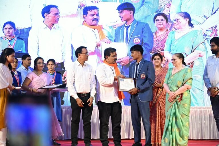 171 meritorious students felicitated in Kawardha; Vijay Sharma says, "Pour your heart and soul into achieving your goal."