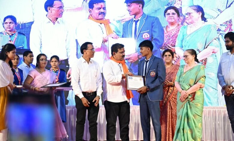 171 meritorious students felicitated in Kawardha; Vijay Sharma says, "Pour your heart and soul into achieving your goal."