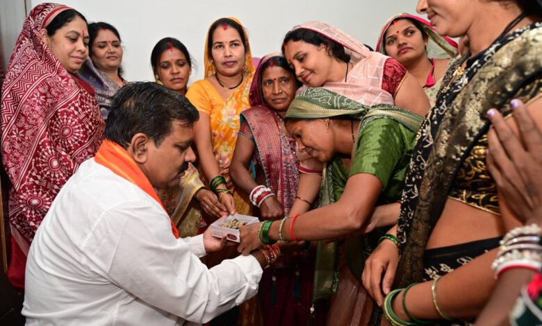Women from Kabirdham gain new insights from Gujarat's dairy model; meet Vijay Sharma to share experiences.