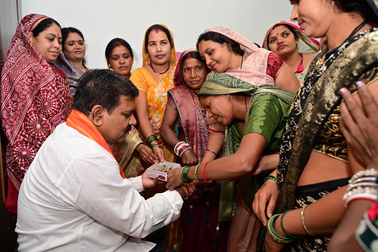 Women from Kabirdham gain new insights from Gujarat's dairy model; meet Vijay Sharma to share experiences.