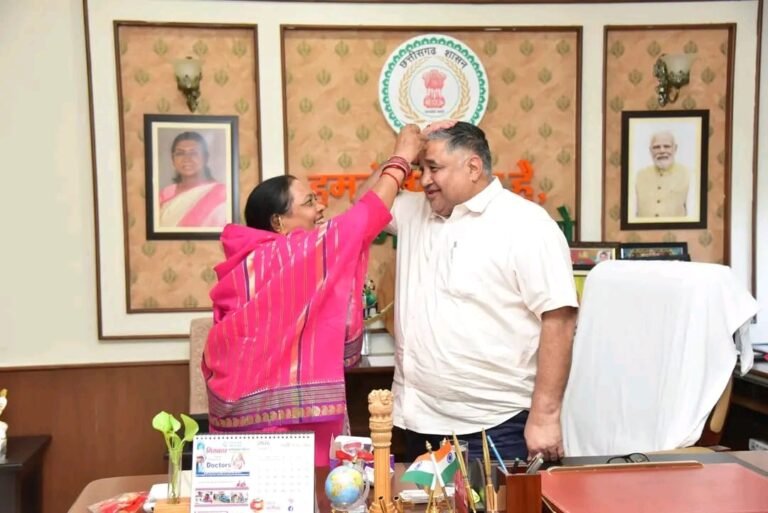 On Raksha Bandhan, Dr. Usha Barle tied a Rakhi to Minister Rajesh Agrawal, showcasing a beautiful example of affection and culture.