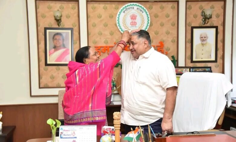 On Raksha Bandhan, Dr. Usha Barle tied a Rakhi to Minister Rajesh Agrawal, showcasing a beautiful example of affection and culture.