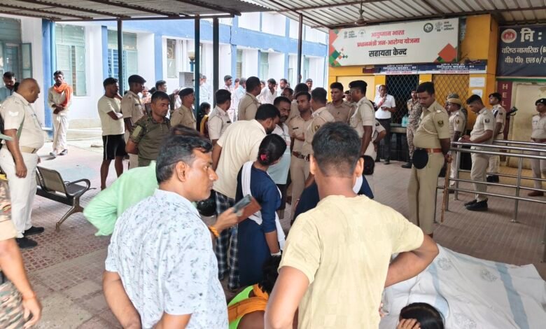 बिहार के अशोकधाम मंदिर में भगदड़, 7 श्रद्धालुओं की मौत, कई घायल 1 Stampede at Bihar's Ashokdham Temple; 7 devotees dead, many injured.