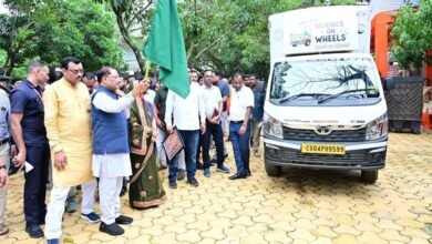 Photo of चलती-फिरती विज्ञानशाला से गांव-गांव पहुंचेगा विज्ञान, CM साय ने ‘Science on Wheels’ को दिखाई हरी झंडी