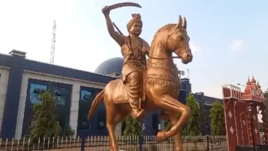 Photo of माटी का वो लाल जिसने गरीबों का पेट भरने के लिए ब्रिटिश हुकूमत को ललकारा: पढ़िए छत्तीसगढ़ के प्रथम शहीद वीर नारायण सिंह की शौर्य गाथा!