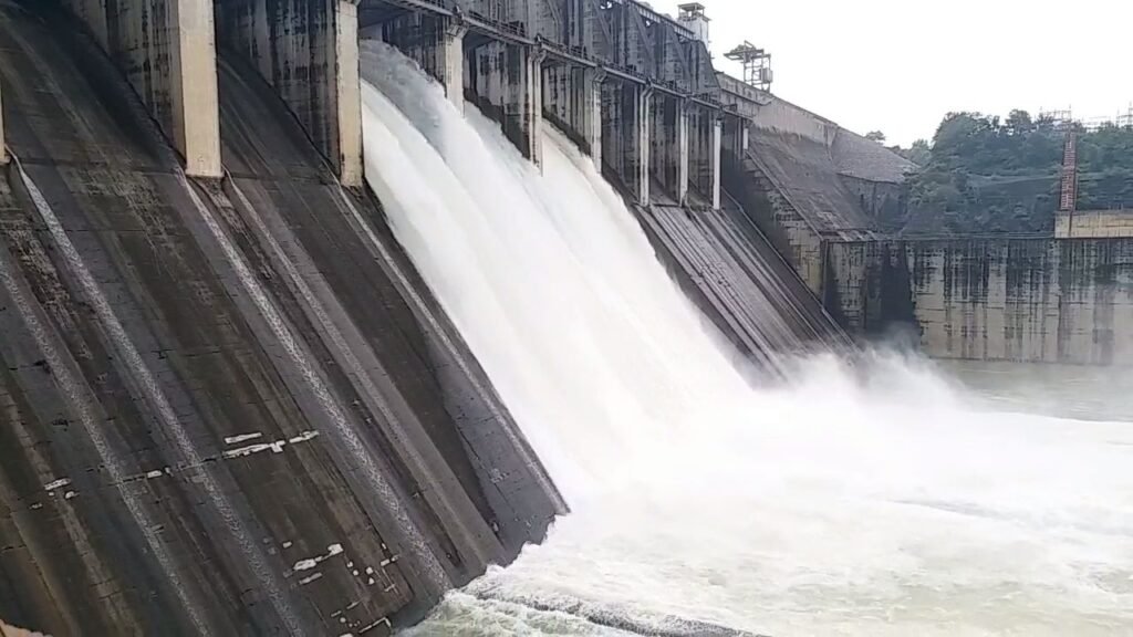 Rain havoc in Korba! 41,000 cusecs of water released from the dam; panic in low-lying areas.