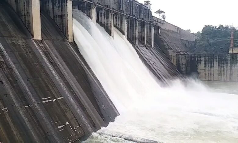 Rain havoc in Korba! 41,000 cusecs of water released from the dam; panic in low-lying areas.