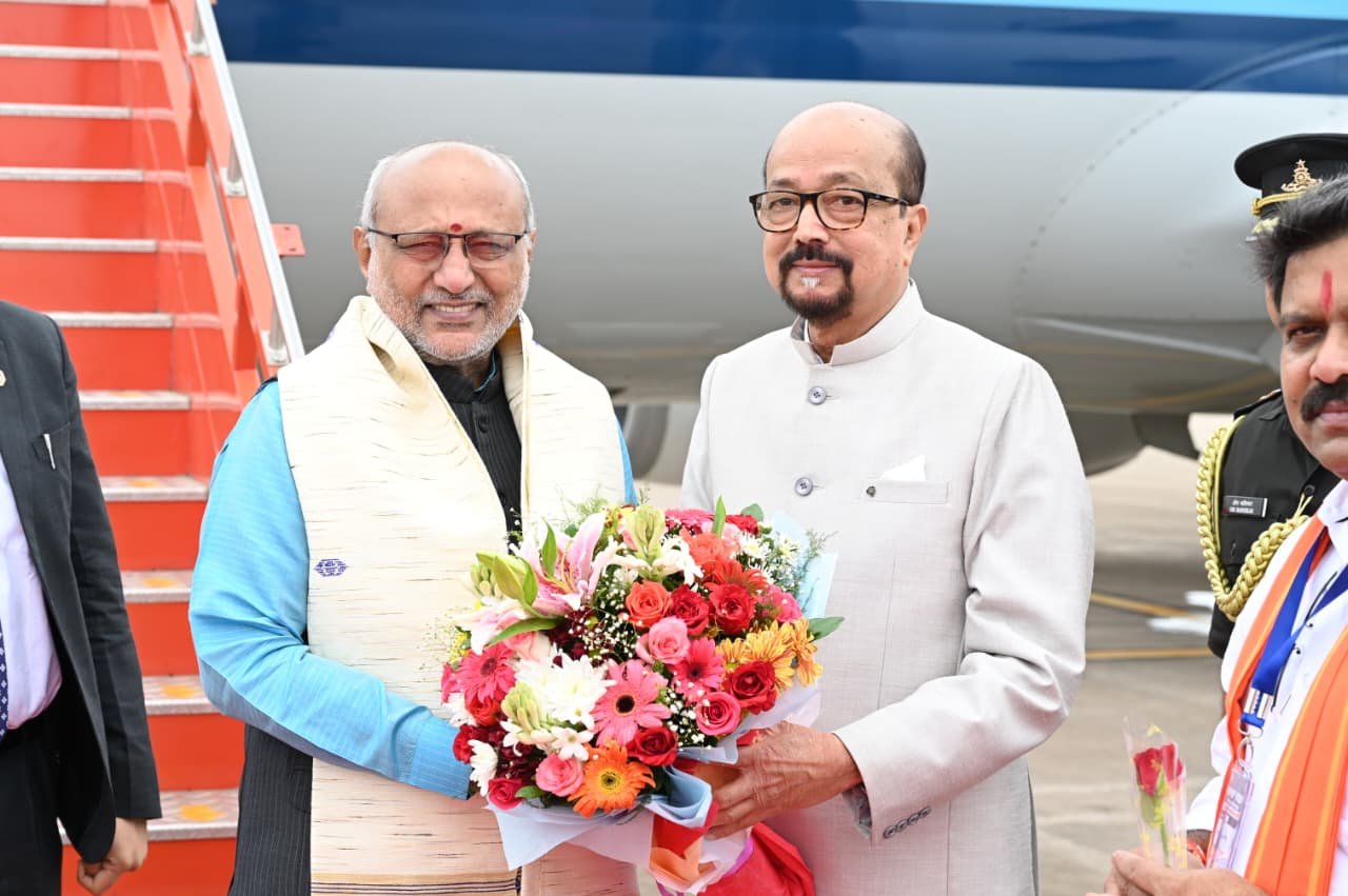 Vice President C.P. Radhakrishnan arrives in Raipur; Governor and ministers accord him a grand welcome at Swami Vivekananda Airport.