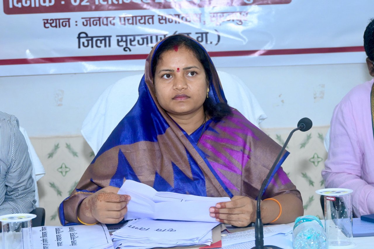 Minister Lakshmi Rajwade conducts a strict review in Surajpur-Bhaiyathan; directs officials to ensure timely delivery of scheme benefits.