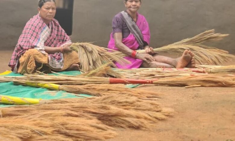अबुझमाड़ की महिलाओं ने बदली तकदीर: जंगलों से निकली मेहनत, स्वरोजगार से बनीं आत्मनिर्भर 1 Women of Abujhmarh Transform Their Destiny: Hard Work Born of the Forest, Self-Reliance Achieved Through Self-Employment
