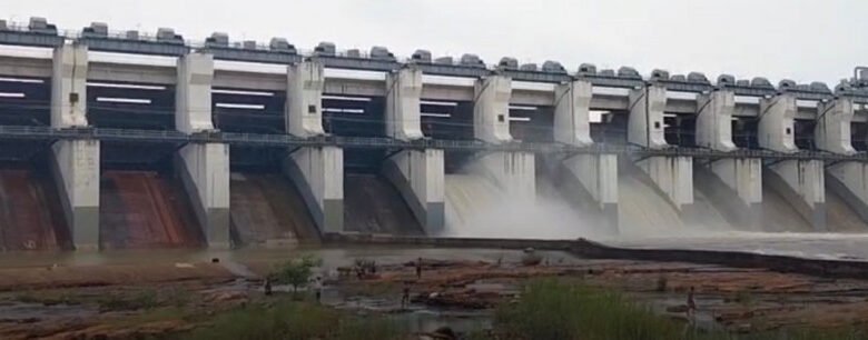 Rain wreaks havoc in Dhamtari; three gates of Gangrel Dam opened; risk of rising water levels in the Mahanadi River; high alert in riverside villages.