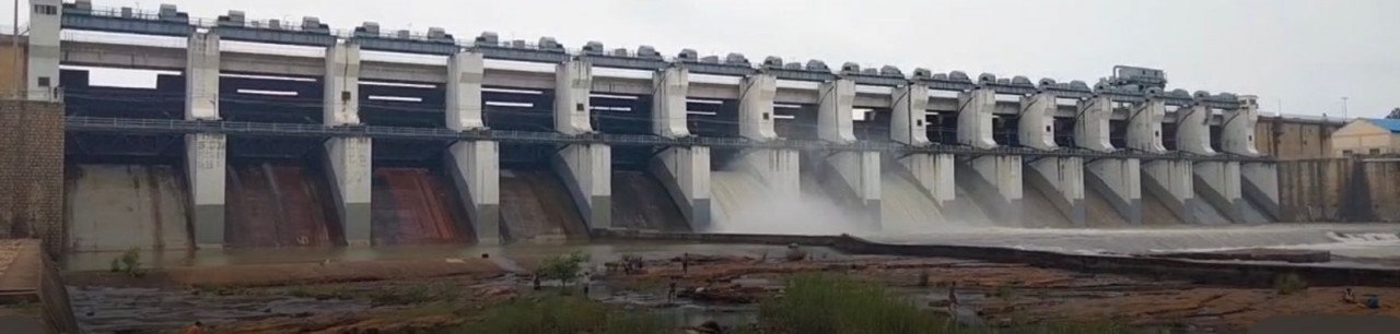 Rain wreaks havoc in Dhamtari; three gates of Gangrel Dam opened; risk of rising water levels in the Mahanadi River; high alert in riverside villages.