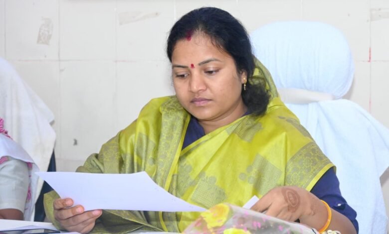Lakshmi Rajwade reviews development works in Odgi; instructs officials to ensure the benefits of schemes reach the last person.