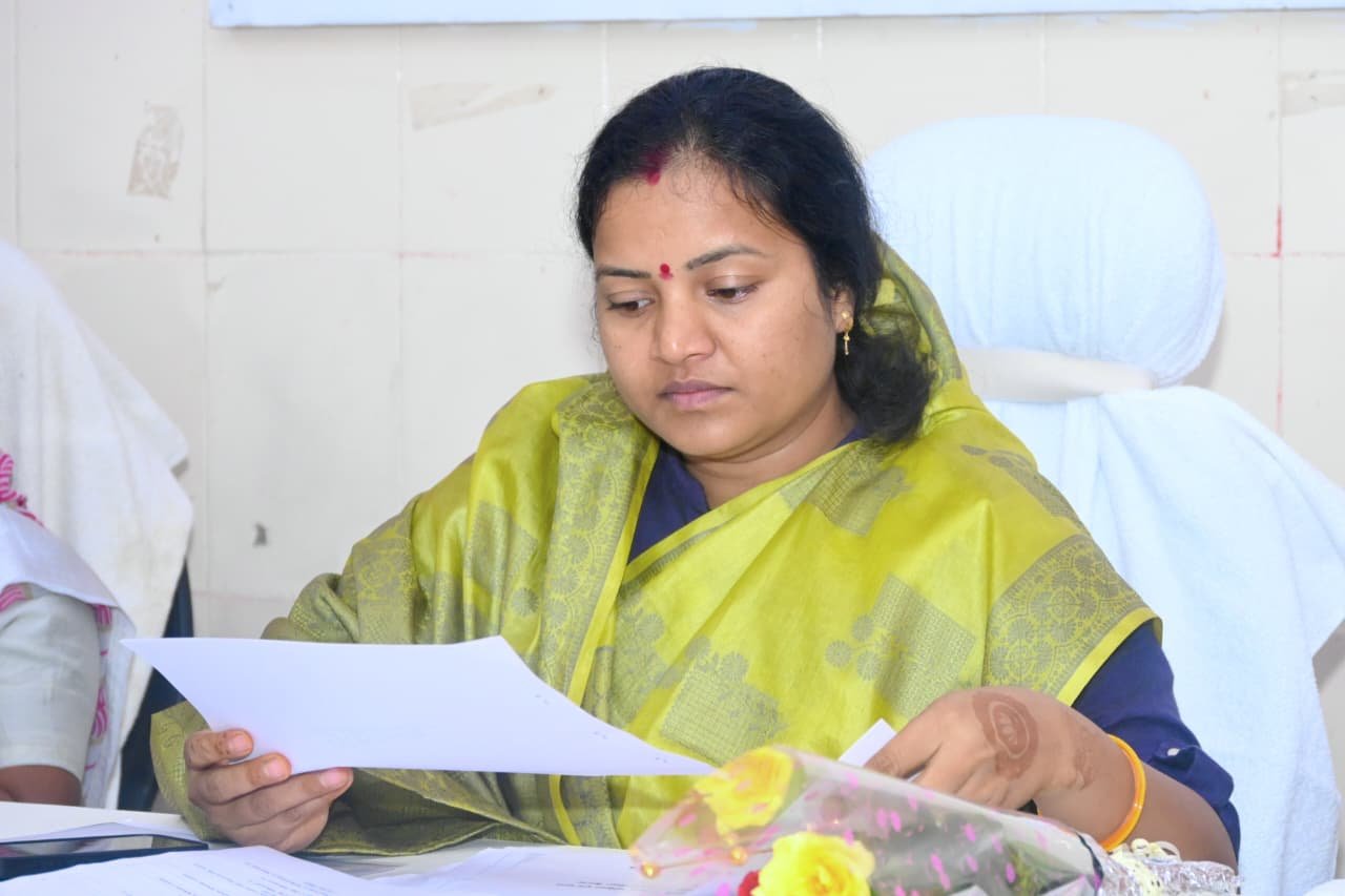 Lakshmi Rajwade reviews development works in Odgi; instructs officials to ensure the benefits of schemes reach the last person.