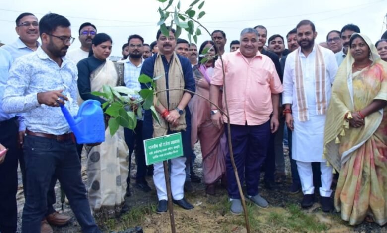 अंबिकापुर से ‘एक पेड़ माँ के नाम’ अभियान का आगाज, अटल विहार में पौधरोपण के साथ बाउंड्रीवाल और ओपन जिम का लोकार्पण 1 ‘Ek Ped Maa Ke Naam’ campaign launched in Ambikapur; boundary wall and open gym inaugurated alongside a tree plantation drive at Atal Vihar.