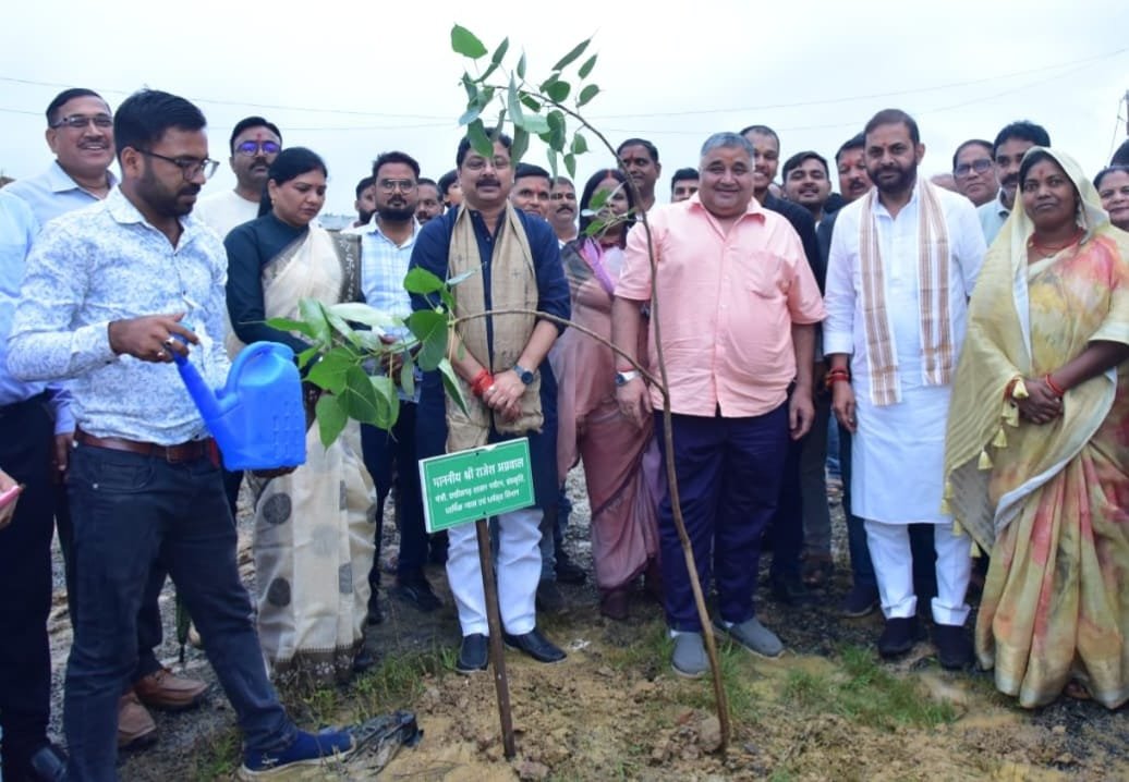 ‘Ek Ped Maa Ke Naam’ campaign launched in Ambikapur; boundary wall and open gym inaugurated alongside a tree plantation drive at Atal Vihar.