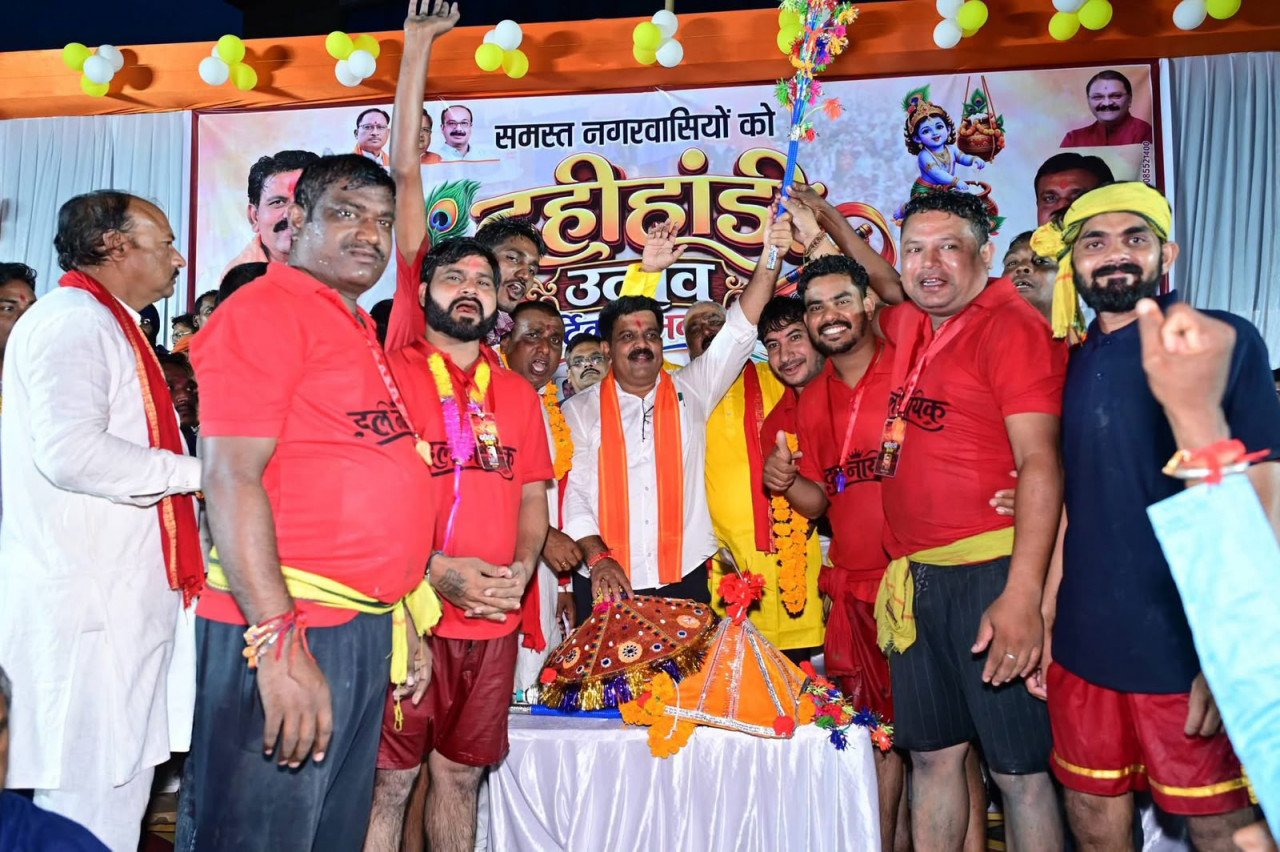 Kawardha abuzz with Govinda Utsav celebrations! Deputy Chief Minister Vijay Sharma welcomed the 'Gwala' brothers, and the city resounded with chants of "Jai Kanhaiyalal."