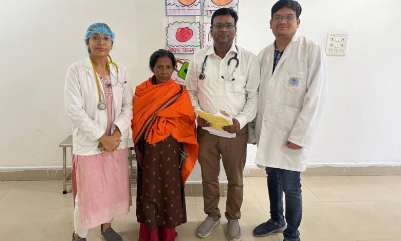 रायगढ़ में 8 किलो का विशाल ट्यूमर निकाला, हाई रिस्क ऑपरेशन के बाद 46 वर्षीय महिला को मिली नई जिंदगी 1 Massive 8 kg tumor removed in Raigarh; 46-year-old woman gets a new lease on life after high-risk operation.