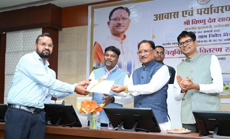 The future of Chhattisgarh's cities now lies in the hands of these 21 young officers! CM Vishnu Deo Sai sent a strong message by distributing appointment letters.