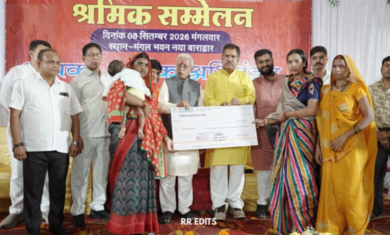 सक्ती में श्रमिकों की बड़ी सौगात! 734 हितग्राहियों के खातों में पहुंचे 1.25 करोड़ रुपए 1 A major gift for workers in Sakti! ₹1.25 crore transferred to the accounts of 734 beneficiaries.