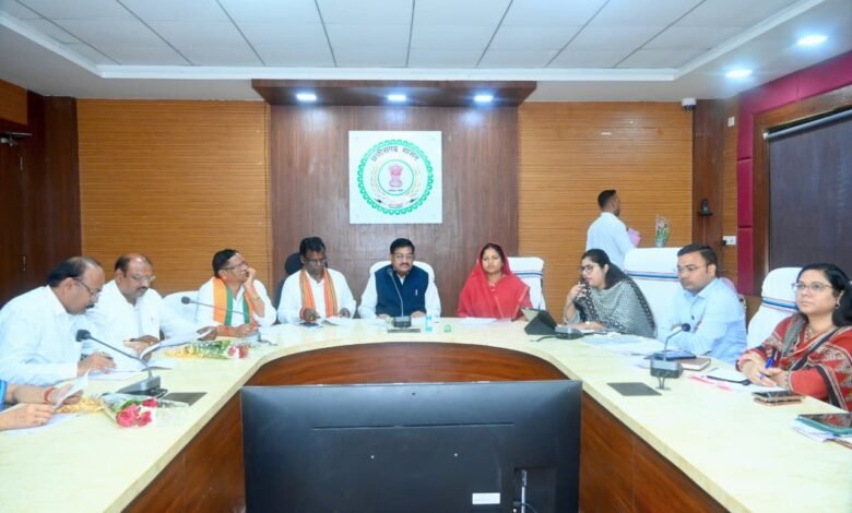 Crucial meeting in Surajpur regarding preparations for the 'Seva Sankalp Abhiyan'; emphasis on reaching every village.