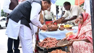 Photo of सड़क किनारे दीये बेच रही मीरा के पास अचानक रुका CM साय का काफिला, खुद खरीदा दीया