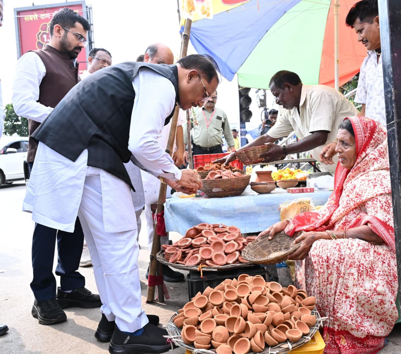 CM Sai's convoy suddenly stopped near Meera, who was selling earthen lamps by the roadside; he bought a lamp himself.