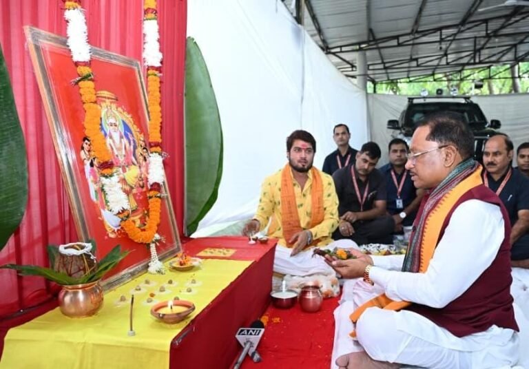 CM Sai offered prayers on Vishwakarma Jayanti; said a new Chhattisgarh is being built through hard work and skill.