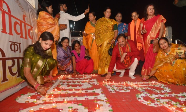 Sarovar Pond in Manendragarh illuminated by 5 lakh lamps; 'Seva Sankalp Abhiyan' creates a magnificent spectacle.