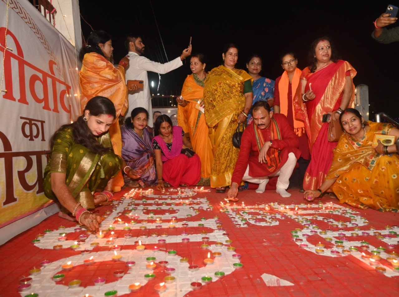 Sarovar Pond in Manendragarh illuminated by 5 lakh lamps; 'Seva Sankalp Abhiyan' creates a magnificent spectacle.