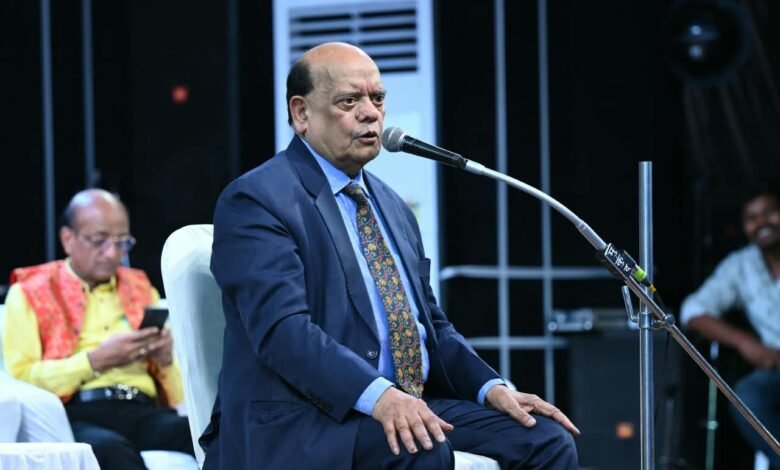 Chakradhar Samaroh: The sixth evening came alive with Surendra Sharma's satire and Kavita Tiwari's spirited verses.