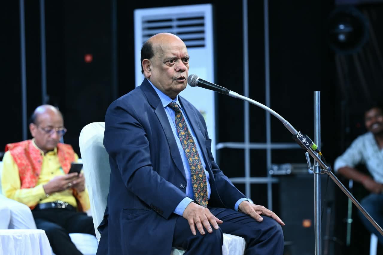 Chakradhar Samaroh: The sixth evening came alive with Surendra Sharma's satire and Kavita Tiwari's spirited verses.