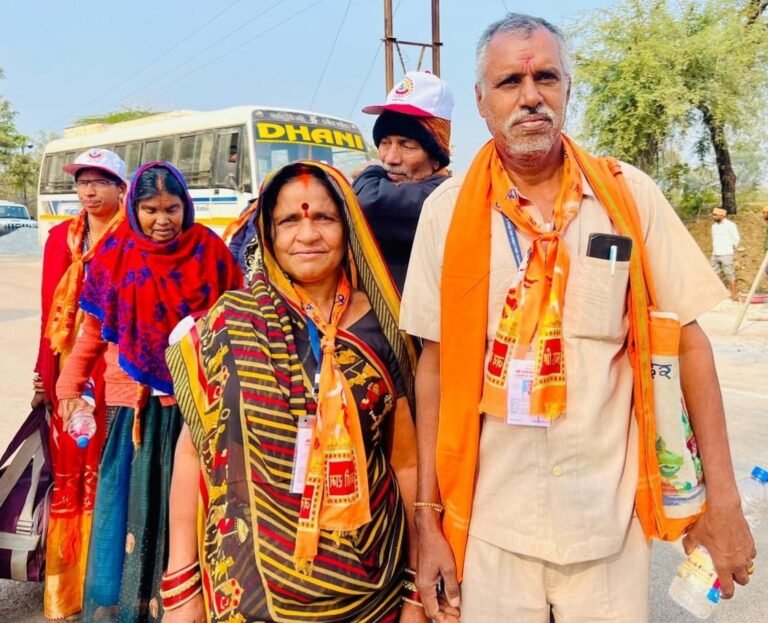 A long-held dream comes true: the couple Doman and Parvati reach the court of Ram Lalla.