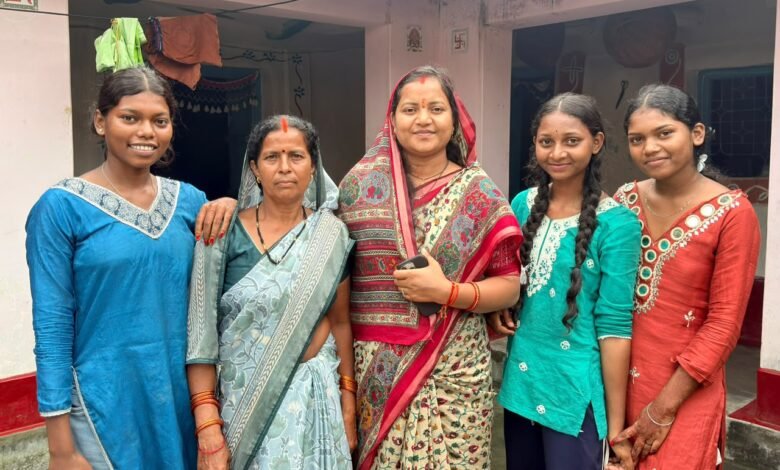 कुंजनगर पहुंचीं लक्ष्मी राजवाड़े, महिलाओं से सीधा संवाद कर जाना योजनाओं का असर 1 Lakshmi Rajwade visited Kunjanagar; she engaged in direct dialogue with women to assess the impact of the schemes.