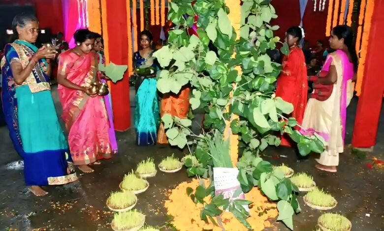 करम की डाली, मांदर की थाप और थिरकता गांव… कर्मा पर्व में जीवंत होती जनजातीय संस्कृति 1 The branch of the Karam tree, the beat of the Mandar drum, and a dancing village—tribal culture comes alive during the Karma festival.