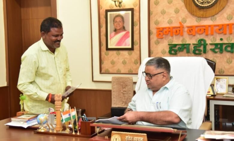 जनदर्शन में मंत्री राजेश अग्रवाल का सख्त संदेश, बोले- जनता की समस्याओं के समाधान में नहीं चलेगी देरी 1 Minister Rajesh Agrawal sends a stern message at the public grievance hearing: No delays will be tolerated in resolving the public's issues.