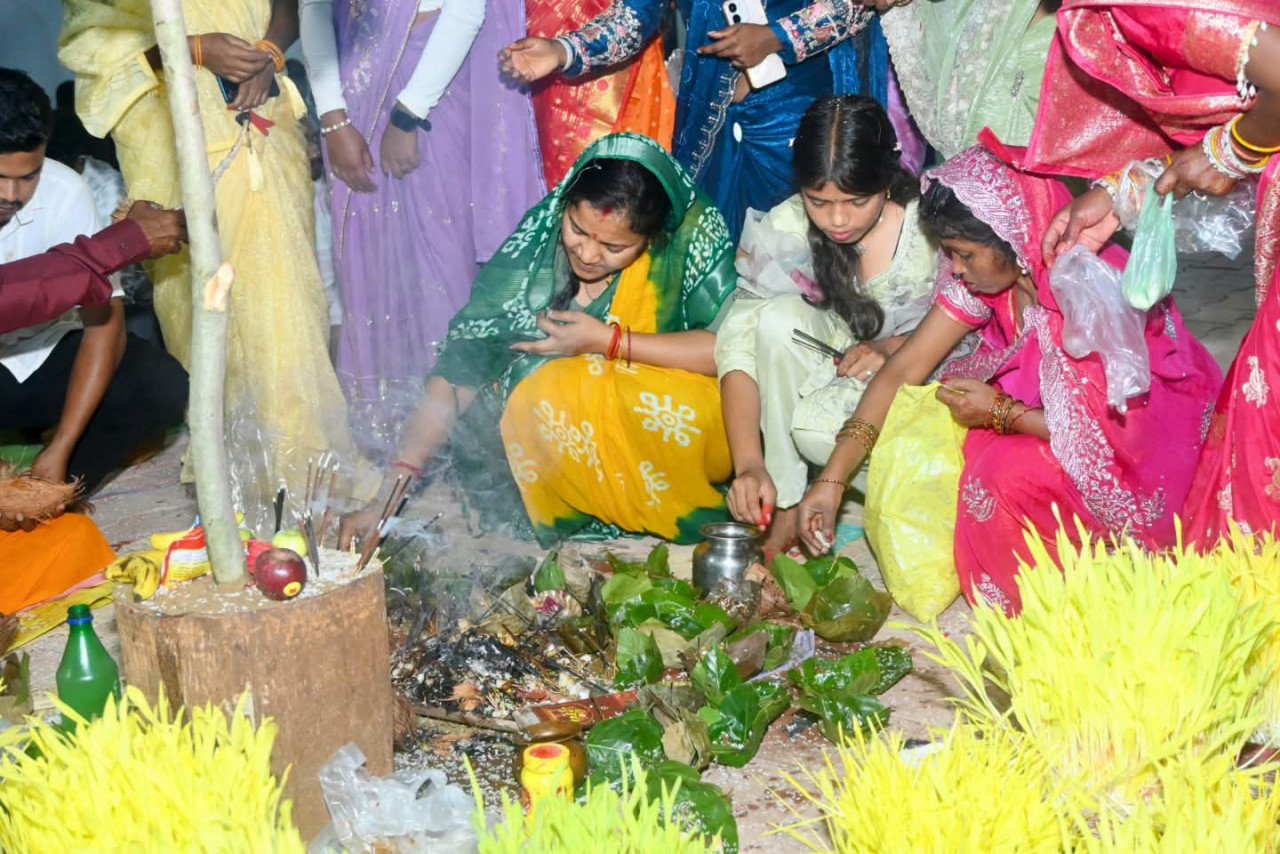 Lakshmi Rajwade participated in the Karma Puja in her native village, Birpur, and conveyed a message about preserving nature and folk traditions.