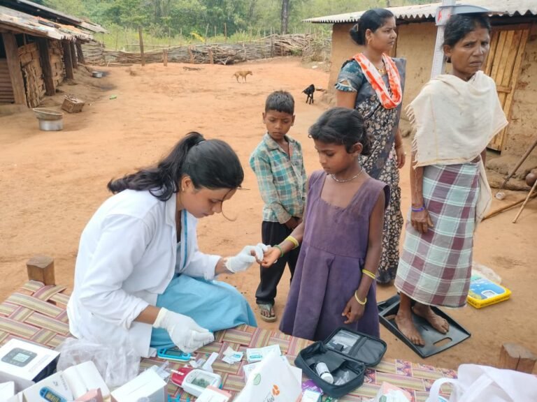 Health team trekked 11 km to reach Lohagaon; 4 critically ill patients' lives saved!