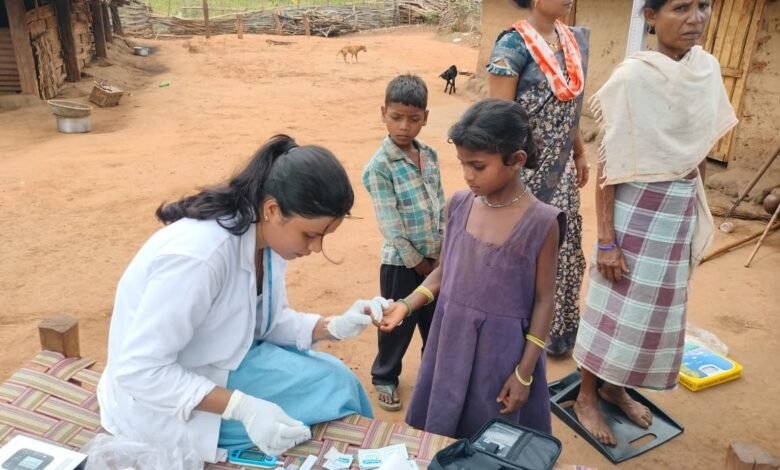 Health team trekked 11 km to reach Lohagaon; 4 critically ill patients' lives saved!