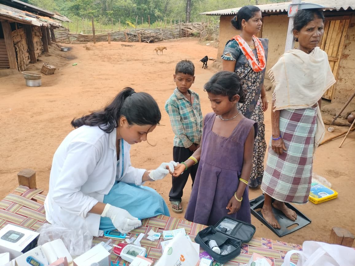Health team trekked 11 km to reach Lohagaon; 4 critically ill patients' lives saved!