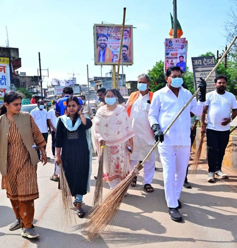 'Seva Mera Yogdan' resonates in Bemetara; Minister Dayaldas Baghel personally takes up the broom, conveying a message of cleanliness.