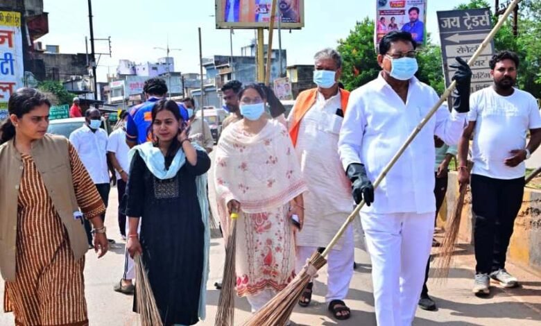 'Seva Mera Yogdan' resonates in Bemetara; Minister Dayaldas Baghel personally takes up the broom, conveying a message of cleanliness.