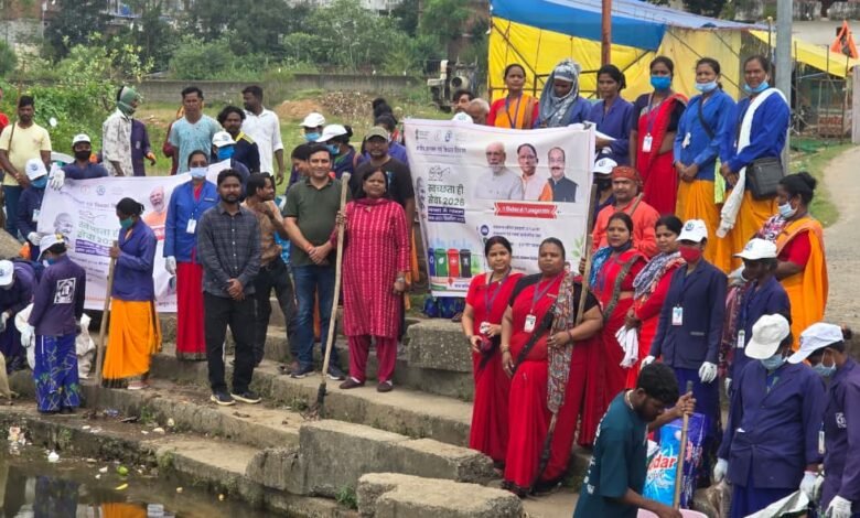 अंबिकापुर में ‘सेवा मेरा योगदान’ की गूंज, दीवान तालाब में जनप्रतिनिधियों ने किया श्रमदान 1 'Seva Mera Yogdan' resonates in Ambikapur; public representatives perform voluntary labor at Diwan Talab.