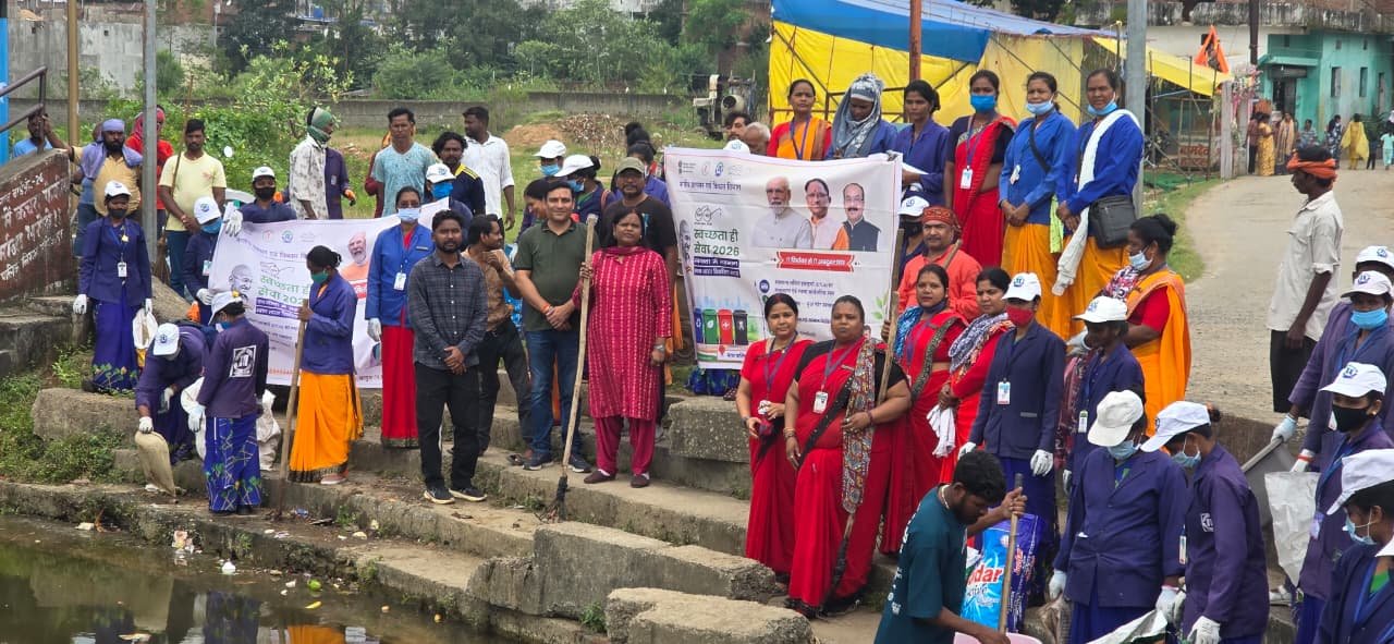 'Seva Mera Yogdan' resonates in Ambikapur; public representatives perform voluntary labor at Diwan Talab.