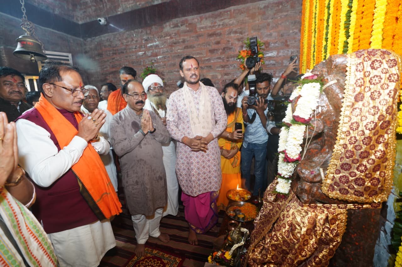 CM Sai reached Madku Dweep, offered prayers at the Ramashray-Ganesh temple, and sought blessings after performing Kanya Pujan.