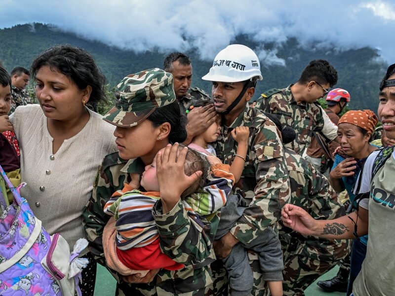 india-sends-relief-material-nepal-floods