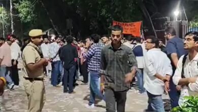 Photo of DUSU चुनाव में खूनी झड़प! पोलिंग के दिन चले लाठी-डंडे और पिस्टल, हाईकोर्ट ने दी रिजल्ट रोकने की धमकी!