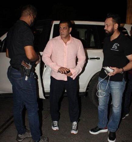 salman-khan-loses-cool-at-driver-during-ganpati-visarjan-crowd-chaos